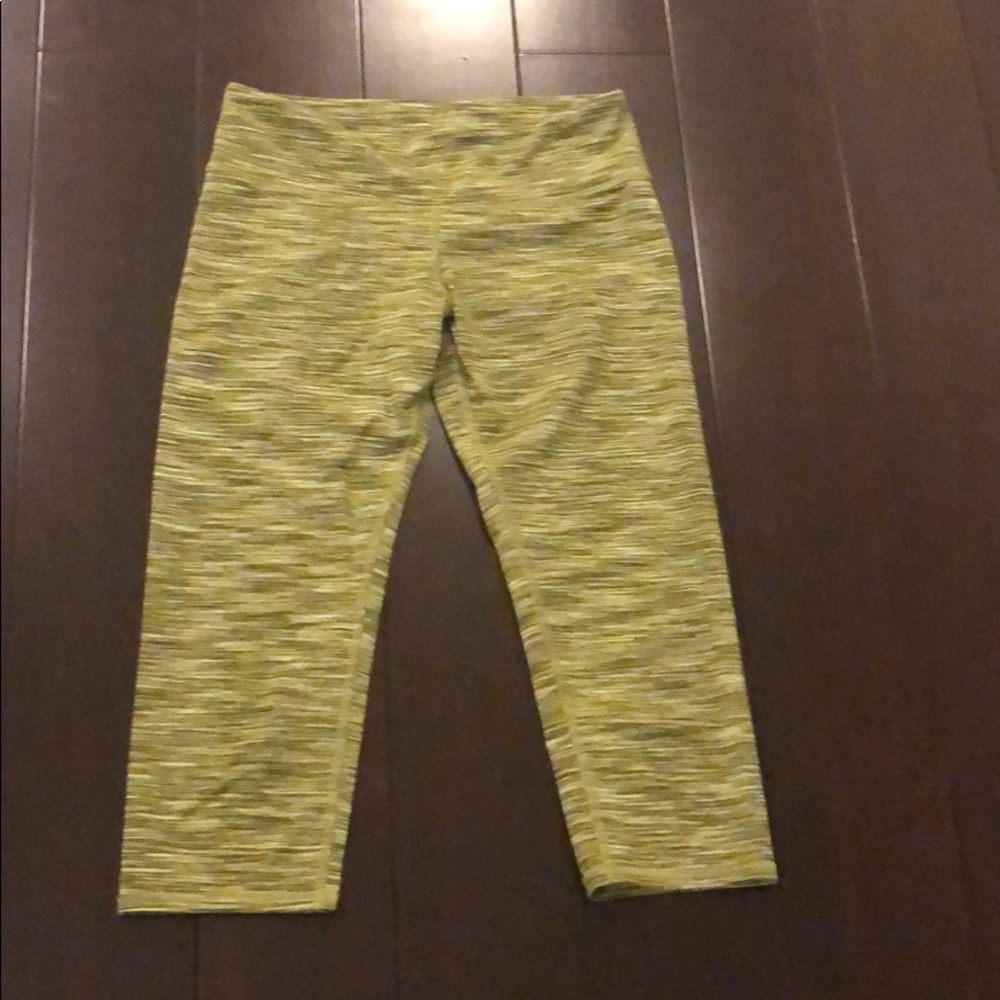 All yoga green capris size small